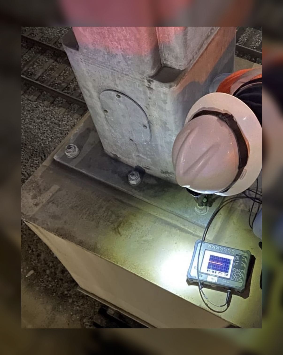 Ultrasonic testing of a structural steel column base with a Level II NDT flaw detector