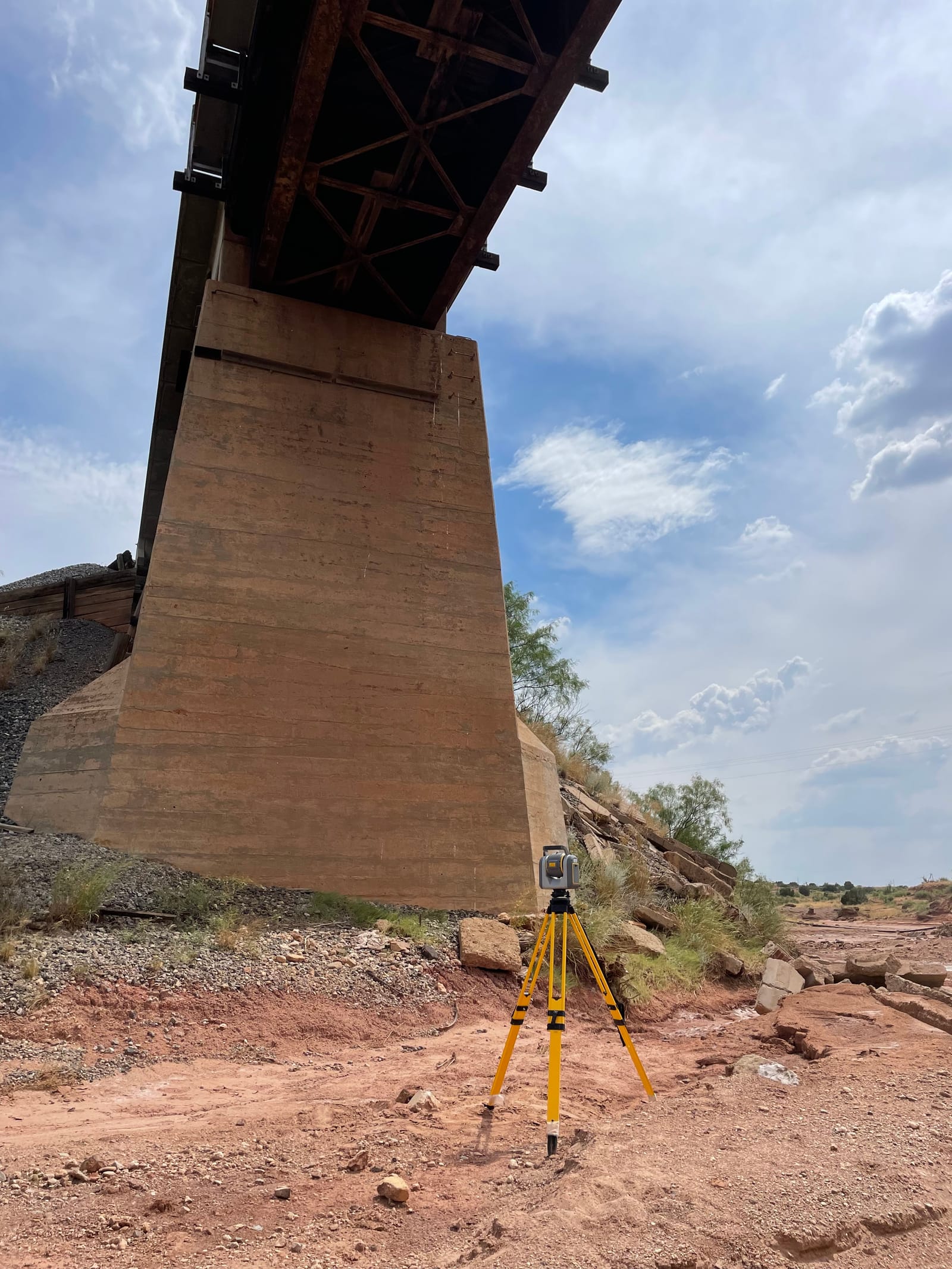 Structural consulting: laser scanner documenting a bridge pier and substructure